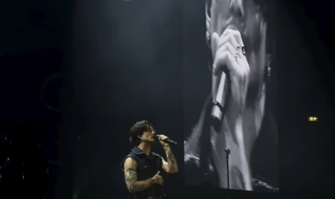 Damiano David ricorda Paolo Mendico dal palco di Roma: &ldquo;Scusaci veramente tanto Paolo, questa &egrave; per te&rdquo;