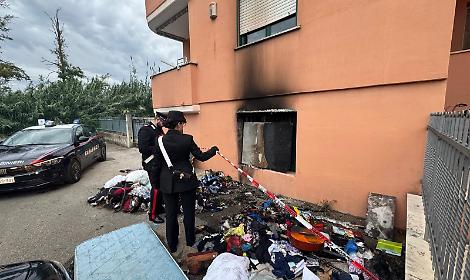 Appartamento distrutto dalle fiamme: i Carabinieri indagano su un incendio doloso