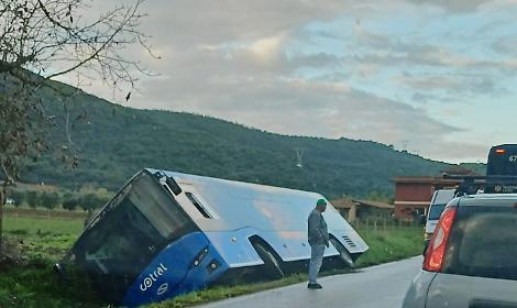 Priverno, bus Cotral nel fossato per evitare un auto