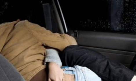 Scopre il marito 80enne a far sesso in auto con una ragazza: audio virale su Whatsapp