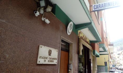 Minaccia la madre e la sorella con una pistola scacciacani, arrestato un 32enne