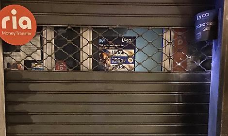 Fiamme nella notte davanti al negozio etnico