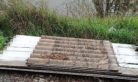 Eternit abbandonato a un passo dal fiume