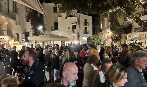 &ldquo;Autunno in Rosso&rdquo; accende il centro storico di Sperlonga tra vino, cucina e musica