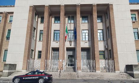 Picchia moglie e figlie con il manico di scopa, condannato