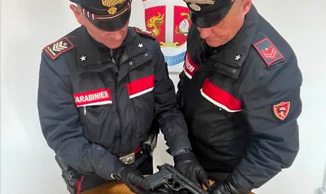 Pistola scacciacani senza tappo rosso sotto il sedile: denunciato 34enne a Terracina