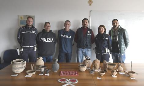 Formia, la Polizia restituisce 185 reperti archeologici e oltre mille monete alla Soprintendenza di Minturno