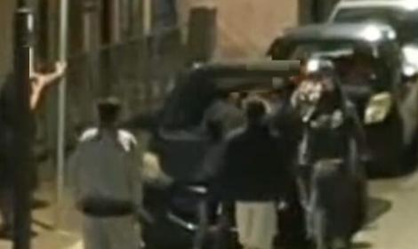 Chiede a tre giovani di abbassare la voce, 22enne aggredita sotto casa