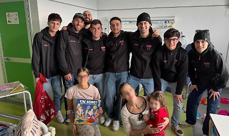 I ragazzi di ReVibe portano doni ai bambini ricoverati all'ospedale Goretti
