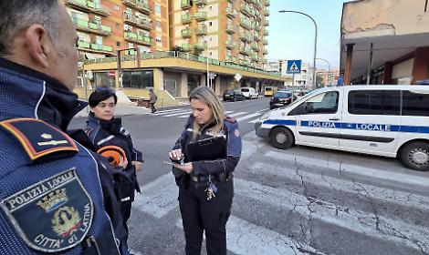 Investe un'anziana, scende per spostarla e scappa: trovato grazie a due testimoni