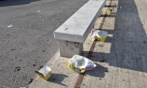 Dopo la movida in centro restano i rifiuti lasciati dagli incivili