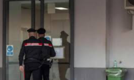 Danneggia la porta dell&rsquo;ospedale: 62enne denunciato ad Aprilia