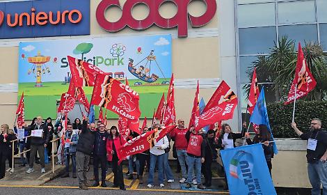 Coop a rischio chiusura a Pomezia, grande adesione allo sciopero