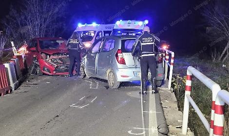 Frontale nella strettoia del ponte in attesa di riparazione, ferite due donne