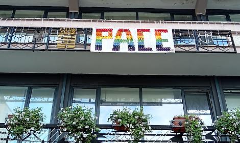 Aprilia in festa, la bandiera della pace sventola sul Comune