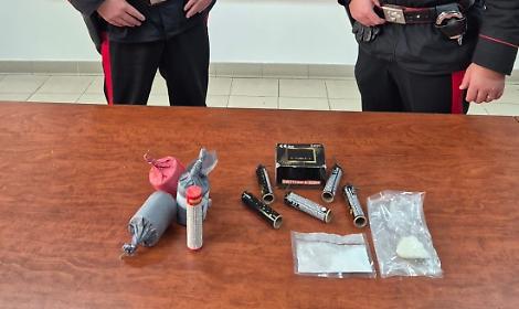 Trovato con la cocaina e tre bombe carta, arrestato un 18enne di Aprilia