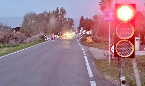 Dopo l'incidente frontale arriva il semaforo sul ponte danneggiato