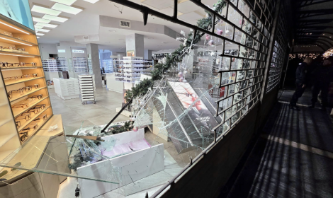 Il fumogeno non ferma i ladri di occhiali, furto nell&rsquo;ottica in pochi minuti