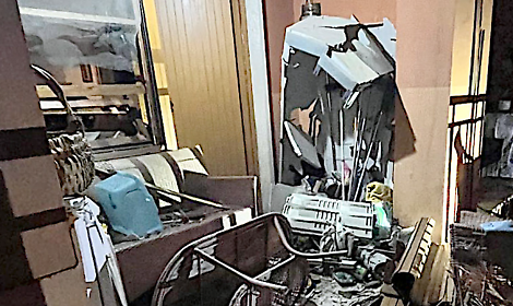 Nuovo attentato esplosivo, bomba devasta l'ingresso di una casa