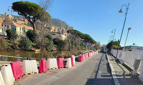 Accerchiati da buche e new jersey, viabilit&agrave; a rischio ovunque