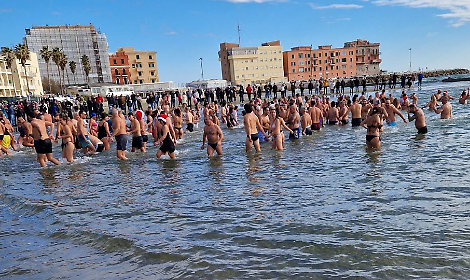 Bagno di Capodanno, record di partecipanti: in 252 sfidano il freddo