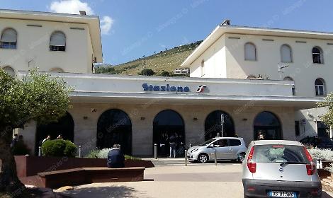 Accoltellamento alla stazione di Formia: peggiorano le condizioni della 22enne di Minturno