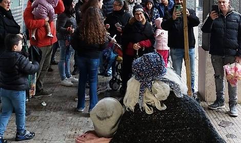 Il maltempo non ferma la Befana di Aprilia, donate le calze con dolci a centinaia di bambini
