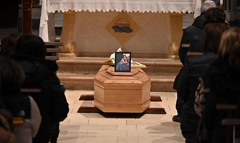 Omicidio di Aurora, chiesa piena, un paese in lutto: tra poco i funerali