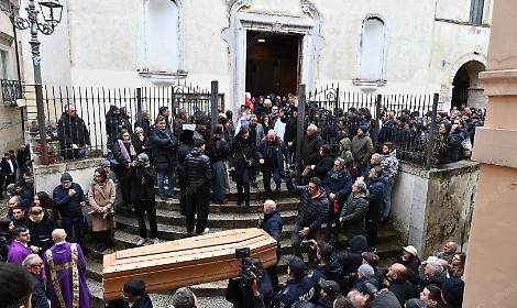 Rose e silenzio, l'ultimo saluto ad Aurora Livoli