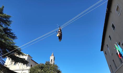 Natale Cisternese 2025, successo per la rassegna: conclusa con la discesa della Befana