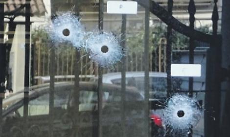 Spari ad Aprilia, sei colpi contro il portone: paura in via Capuana