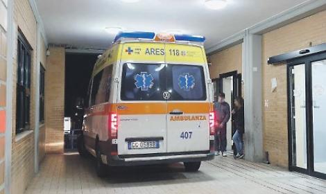 Partorisce in ambulanza, la bimba nasce morta: indagini in corso