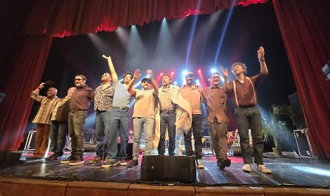 L&rsquo;Orchestraccia fa cantare il D&rsquo;Annunzio: un teatro intero in piedi omaggia Califano