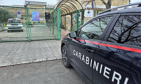 Spinta da un bambino agitato, insegnante cade e si ferisce