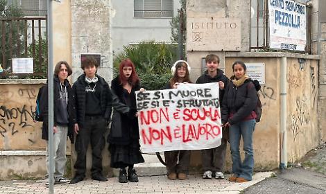 Anzio, gli studenti protestano contro l&rsquo;alternanza scuola-lavoro