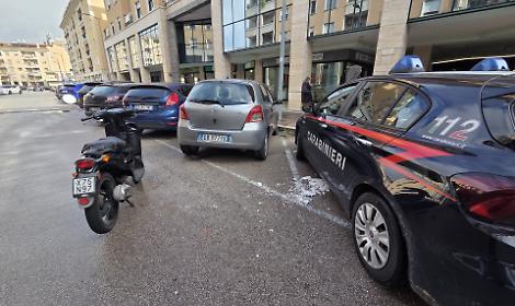 Furto e carte di credito usate: inseguimento in centro, un arresto e un denunciato