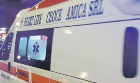 Si schiantano contro l&rsquo;albero: feriti cinque giovani, due sono gravi