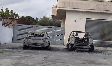 Aprilia, incendio nel piazzale dell'autonoleggio: distrutte due auto