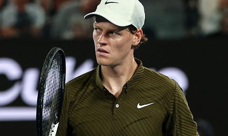 Eterno Djokovic, supera Sinner in 5 set e vola in finale