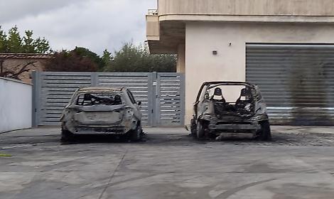 Incendio all&rsquo;autonoleggio di via Carroceto, distrutte due auto: si indaga per atto doloso