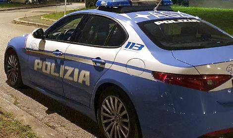 Tabaccaio ferito e rapinato sotto casa, i banditi prendono l'incasso