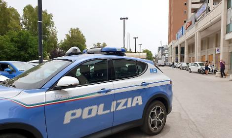 Dopo lo shopping rapinato nel parcheggio del centro commerciale