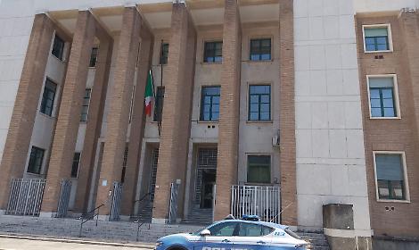 Tenta di strangolare la madre, condannato a quattro anni e otto mesi