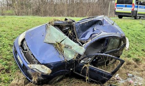 Ragazza carambola fuori strada con l&rsquo;auto, soccorsa dai passanti