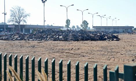 Al via i lavori per smantellare la lottizzazione abusiva, resta il nodo dei negozi in zona agricola