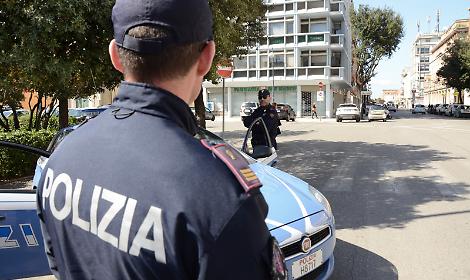Latina, controlli ad alto impatto della Polizia: motociclista fermato con due coltelli