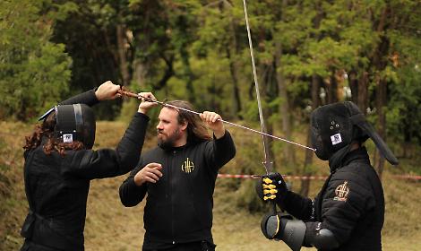 Quando le spade tornano a colpire sul serio: la scherma storica fa incetta di medaglie