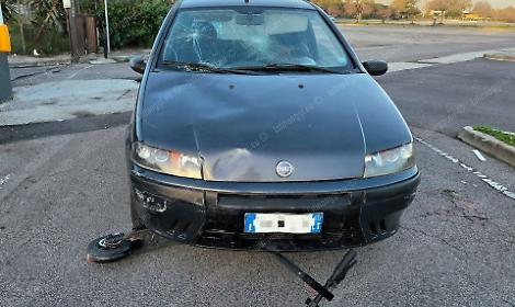 Due sedicenni in monopattino investiti da un'auto nell'area del mercato