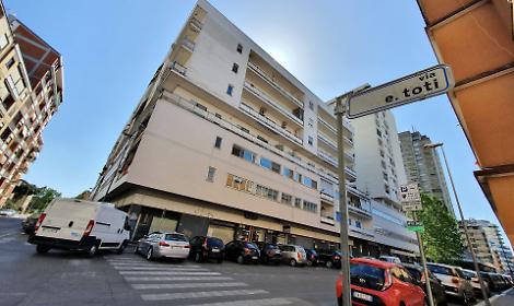 Coppia di anziani trova due stranieri a dormire nell'auto, non volevano uscire