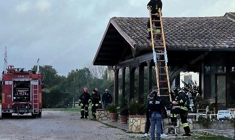 Principio d'incendio sul tetto di un ristorante, i vigili del fuoco evitano il peggio